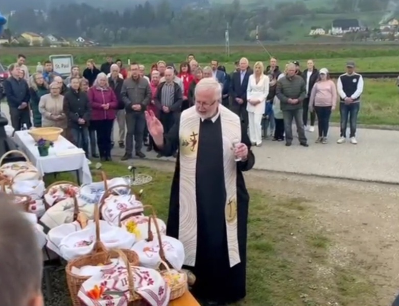 Speisensegnung beim Benediktkreuz