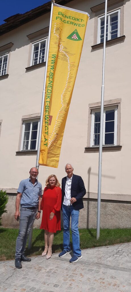 Neue Fahnen zieren das Stift