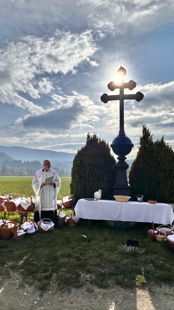 Speisensegnung beim Benediktkreuz